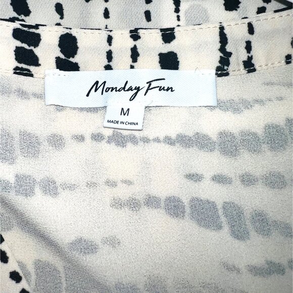 Black & White Abstract Print Blouse Monday Fun V-Neck Womens Medium 100% Polyest - Picture 3 of 4